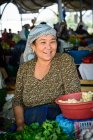 Uzbekistan, Tashkent, donna felice al mercato — Foto stock