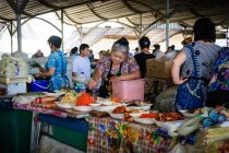 Vendedores e compradores no mercado de vegetais, Tashkent, Uzbequistão — Fotografia de Stock