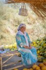Venditrice asiatica di meloni, Jondor tumani, provincia di Bukhara, Uzbekistan — Foto stock
