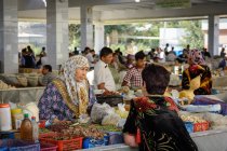 Uzbekistan, Samarkand province, Samarkand, people buying market — Stock Photo