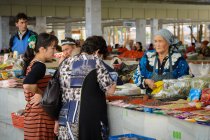 Os compradores escolhem especiarias no mercado de rua, Samarcanda, província de Samarcanda, Uzbequistão — Fotografia de Stock