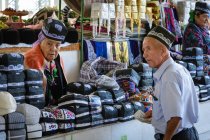 Persone locali sul mercato che vendono e comprano cappelli, Samarcanda, Provincia di Samarcanda, Uzbekistan — Foto stock