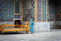 Two local women at sumptuous mosaics, Samarkand, Samarkand Province, Uzbekistan — Stock Photo