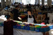 Узбекистан, Самаркандская область, люди, покупающие на рынке — стоковое фото