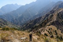 Uzbekistán, Provincia de Tashkent, Bustonlik tumani, senderismo en las montañas de Chimgan, estribaciones de Chimgan en las montañas de Tienshan - foto de stock