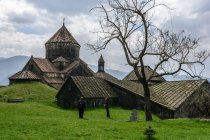 Armenia, Provincia de Lori, Haghpat, Monasterio de Haghpat en pendiente verde - foto de stock