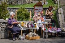 Zwei reife Frauen verkaufen gestrickte Wollsocken und Accessoires, haghpat Kloster, haghpat, lori Provinz, armenia — Stockfoto