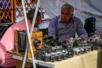 Armenia, Yerevan, Kentron, senior man at permanent antique and flea market in center — Stock Photo