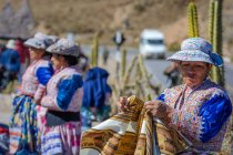 Продавцы, продающие сувениры на смотровой площадке в Колка Каньон, Кайллома, Арекипа, Перу — стоковое фото