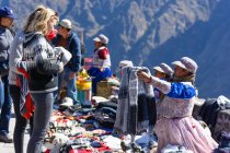 Vendedores que vendem lembranças em miradouro no Canyon Colca, Caylloma, Arequipa, Peru — Fotografia de Stock
