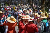 Élection dans la rue de la ville avec une foule de gens portant des chapeaux traditionnels, Arequipa, Pérou — Photo de stock