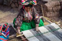 Peru, Puno, donna in abbigliamento tradizionale filatura — Foto stock