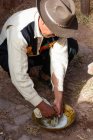 Перу, Пуно, вид на человека, производящего мыло — стоковое фото