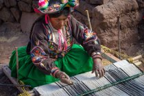 Peru, Puno, donna in abbigliamento tradizionale filatura — Foto stock
