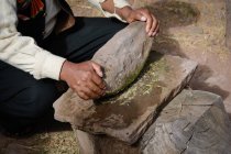 Pérou, Puno, homme en vêtements traditionnels faisant des savons — Photo de stock