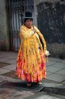 Adult woman in national clothes on city street, La Paz, Departamento de La Paz, Bolivia — Stock Photo
