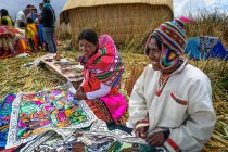 Perú, Puno, gente viviendo en islas flotantes de cañas en el lago - foto de stock