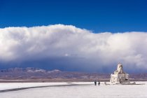 Bolivia, Departamento de Potosi, Uyuni, Rallye Dakar Monument and scenic salt desert landscape — Stock Photo