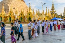Myanmar (Birmania), la región de Yangón, Yangón, la Pagoda de Shwedagon, la ordenación de los jóvenes que entran temporalmente en un monasterio. - foto de stock