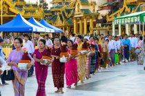 Myanmar (Birmania), regione dello Yangon, Rangoon / Yangon, Pagoda dello Shwedagon, ordinazione dei novizi per i ragazzi che entrano temporaneamente in un monastero — Foto stock