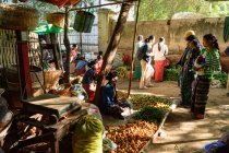 Venditori e acquirenti al mercato agricolo, Nyaung-U, regione Mandalay, Myanmar — Foto stock