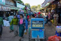 Vista de vendedores y compradores en el mercado de agricultores, Nyaung-U, región de Mandalay, Myanmar - foto de stock