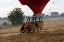 Hombres preparando globo para el vuelo, Old Bagan, Mandalay region, Myanmar - foto de stock
