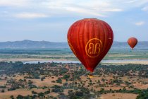 Myanmar (Birmania), Mandalay, Old Bagan, Globos volando sobre Bagan - foto de stock