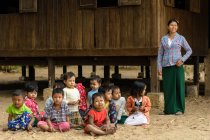 Myanmar (Birmanie), région de Mandalay, Taungtha, Taung Ba, province de Mandalay, école primaire de Taung Ba — Photo de stock