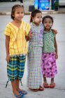 Myanmar, Región de Mandalay, Myingyan, tres niñas de pie en la carretera - foto de stock