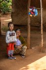 Myanmar, Shan, Pindaya, chico con la abuela al aire libre - foto de stock