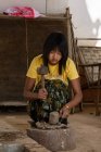 Myanmar, shan, pindaya, Frau macht traditionelle Papierherstellung — Stockfoto