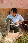 Myanmar (Birmania), Shan, Pindaya, fabricación de paraguas - foto de stock