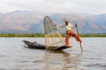 Myanmar, Shan, Taunggyi, legendary monkey-rower from Inle Lake — Stock Photo