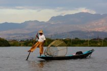 Myanmar, Shan, Taunggyi, legendary monkey-rowers from Inle Lake — Stock Photo