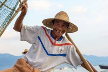 Retrato de pescador em chapéu de palha, Lago Inle, Taunggyi, Shan, Myanmar — Fotografia de Stock