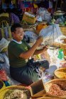 Lächelnder Gewürzverkäufer auf dem Phaung Daw u Pagodenmarkt, inle lake, nyaungshwe, shan, myanmar — Stockfoto