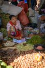 Vendedor femenino en Phaung Daw U Pagoda mercado callejero, Nyaungshwe, Shan, Myanmar - foto de stock