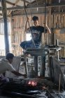Myanmar (Burma), Shan, Taunggyi, blacksmith working with metal — Stock Photo