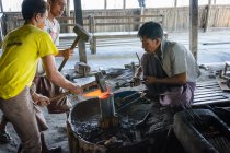 Myanmar (Burma), Shan, Taunggyi, blacksmith working with metal — Stock Photo
