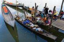 Population locale vendant des marchandises sur des bateaux sur jetée, Myanmar (Birmanie), Shan, Taunggyi, monastère de Nga phe Chaun — Photo de stock