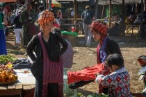 Frauen in traditioneller lockerer Kleidung auf dem Straßenmarkt, taunggyi, shan, myanmar — Stockfoto