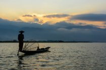 Myanmar (burma), shan, taunggyi, die legendären Affenruderer vom inle lake — Stockfoto