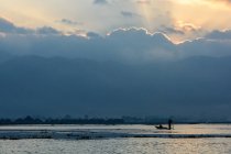Myanmar (burma), shan, taunggyi, Bootsfahrt auf dem Inle-See bei Sonnenuntergang — Stockfoto