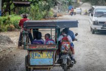Taxi rickshaw avec passagers dans la rue rurale, Kaboul Langkat, Sumatera Utara, Indonésie — Photo de stock