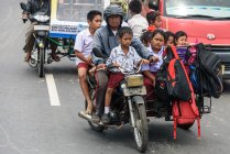 Indonésia, Sumatera Utara, Kabul Langkat, ônibus da escola indonésia — Fotografia de Stock