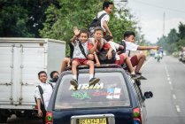 Indonesia, Sumatera Utara, Kabul Langkat, Autobús escolar con niños - foto de stock