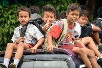 Indonesia, Sumatera Utara, Kabul Langkat, scuolabus con bambini — Foto stock