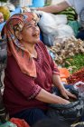Frau auf dem Straßenmarkt in Tomok, Samosir, Kabots Samosir, Sumatera Utara, Indonesien — Stockfoto