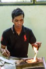 Asian man casting silver, yogyakarta, java, indonesien — Stockfoto